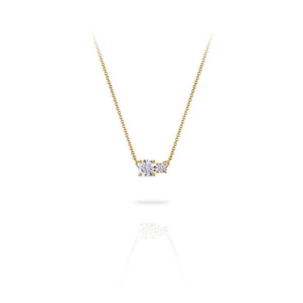 Necklace in 18K yellow gold with a central 0.70-carat diamond and a second smaller one, front view on white background. Elegant, streamlined design from the Essentials collection by Nayestones. Nayestones