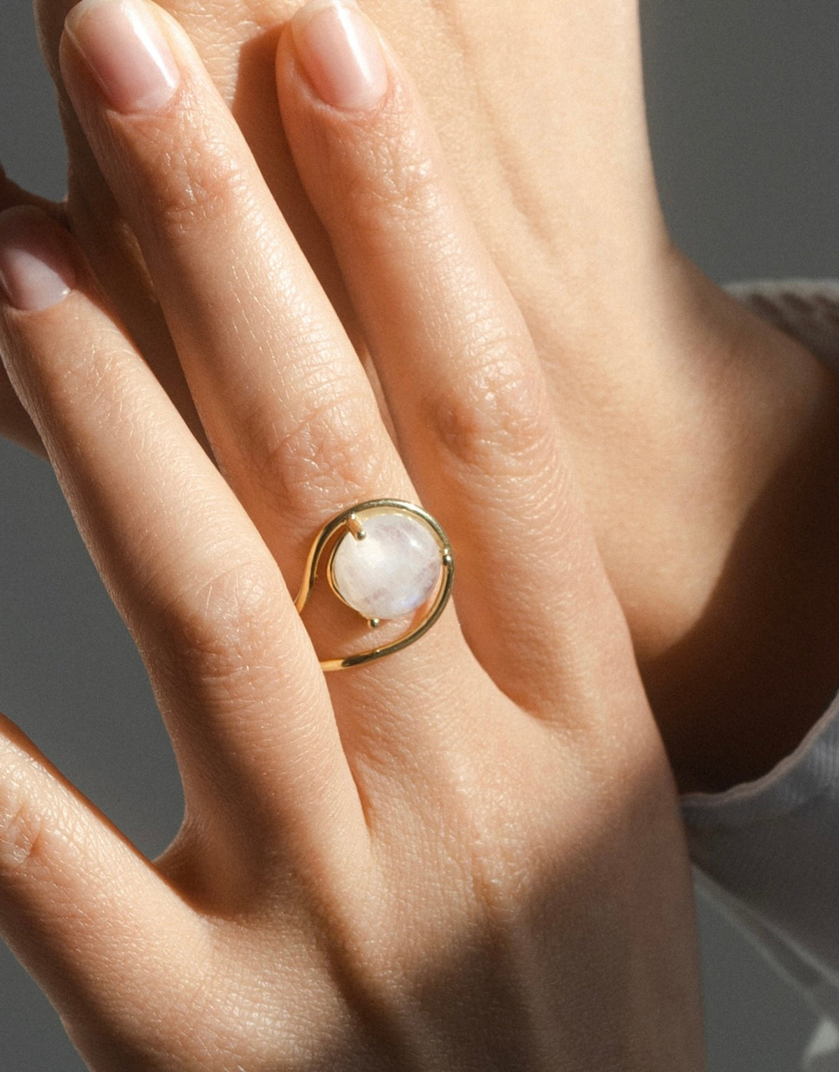 Ring 9K gold moonstone - neon moonstone ring -  Nayestones Antwerp