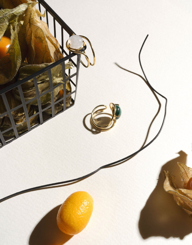 Neon Ring in 9K yellow gold with a moonstone and a malachite by Nayestones, Belgian fine jewelry. Nayestones