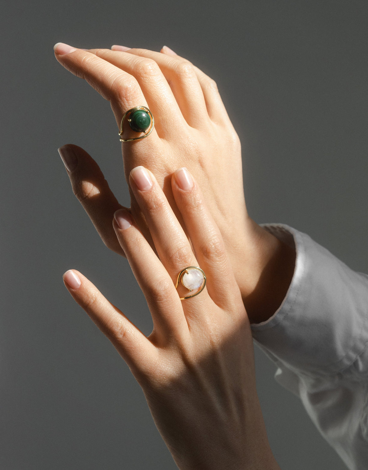 Neon Ring in 9K yellow gold with a moonstone and a malachite stone by Nayestones, Belgian fine jewelry.