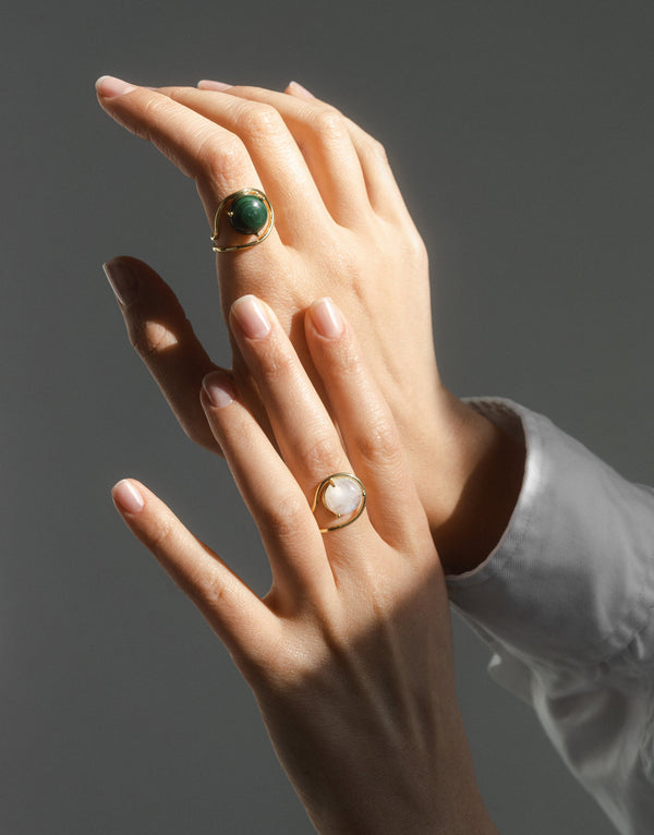 Neon Ring in 9K yellow gold with a moonstone and a malachite stone by Nayestones, Belgian fine jewelry. Nayestones