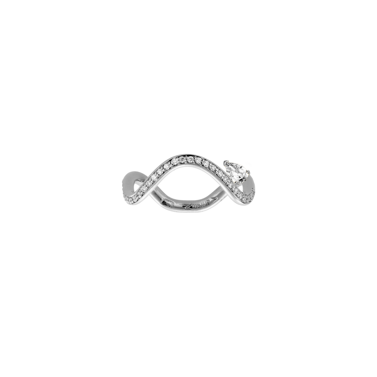 Bague de fiançailles Petite Comete en or blanc 18 carats pavée de diamants et ornée d'un diamant poire étoile de 0.25 carat sur fond blanc, signée Nayestones, joaillerie belge de haute qualité.