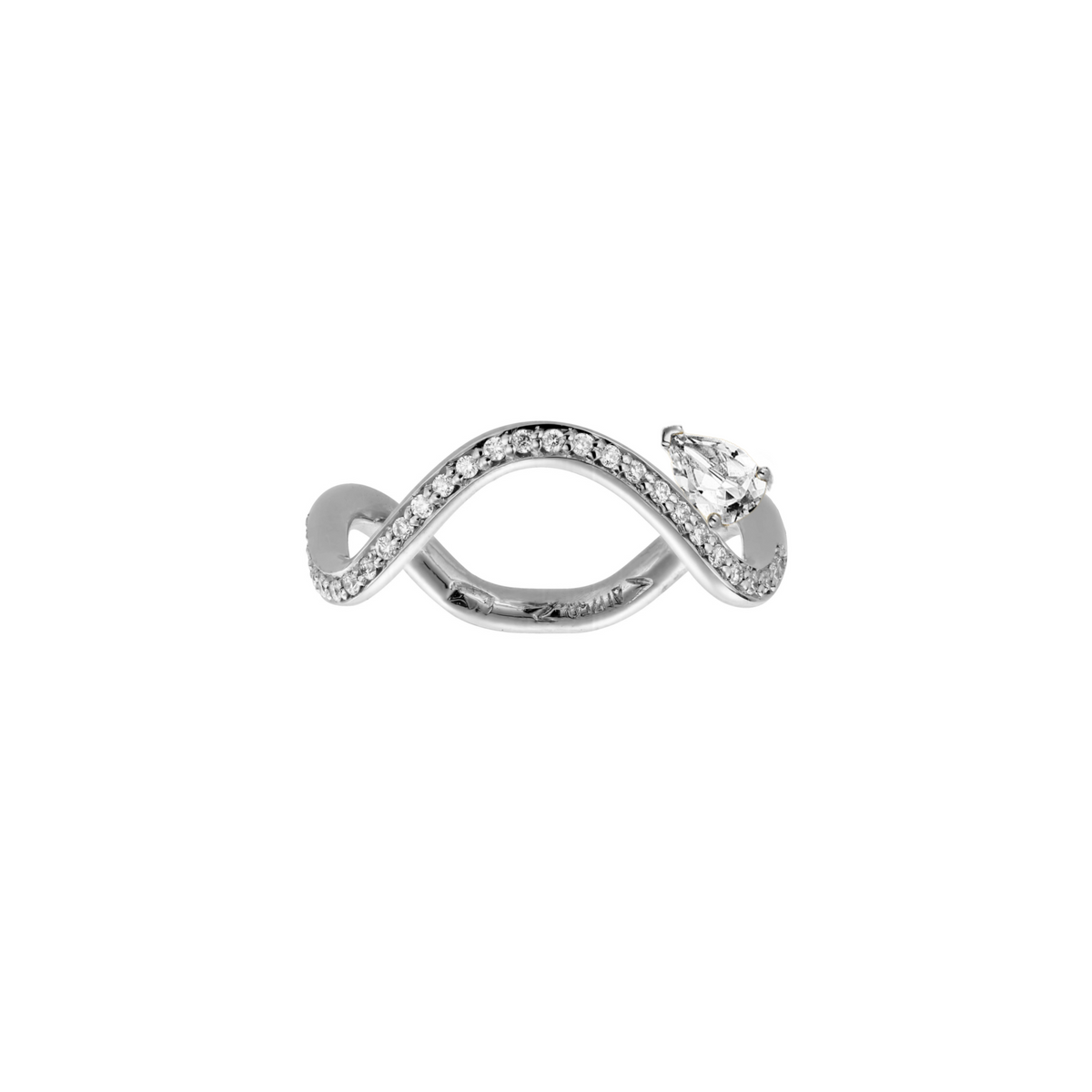 Bague de fiançailles Petite Comete en or blanc 18 carats pavée de diamants et ornée d'un diamant poire étoile de 0.5 carat sur fond blanc, signée Nayestones, joaillerie belge de haute qualité.