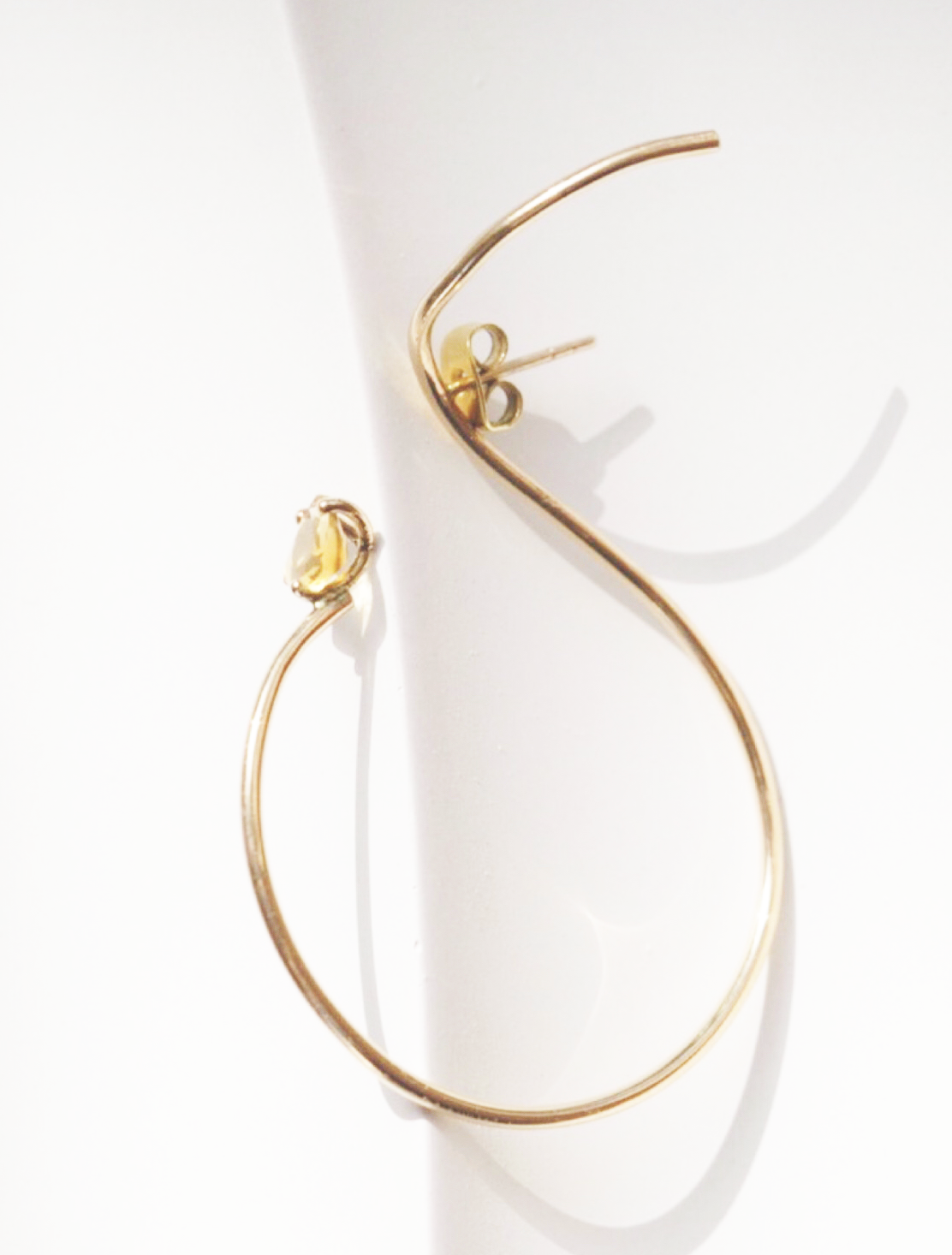 Big Round Drop Earring in 9K yellow gold with a citrine stone By Nayestones, Belgian fine jewelry. 