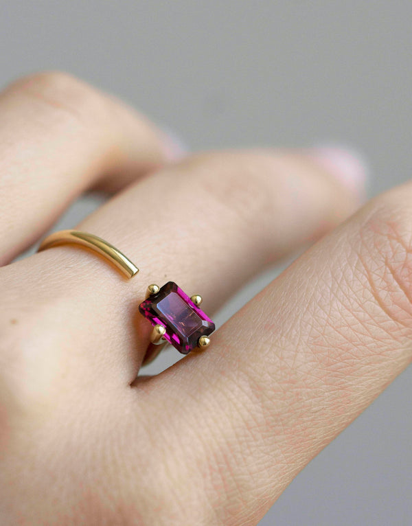 Signature Octogone engagement ring in 9k yellow gold with an octagon-cut rhodolite by Nayestones, Belgian Fine Jewelry. Nayestones