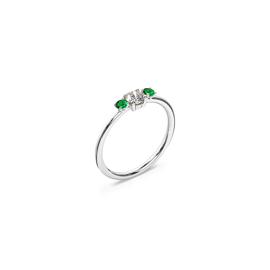 emerald and diamond 18K white recycled gold trilogy wedding band - 0.25 carat center stone and two 0.068 carat side stones. Nayestones Contemporary Fine Jewellery made in antwerp