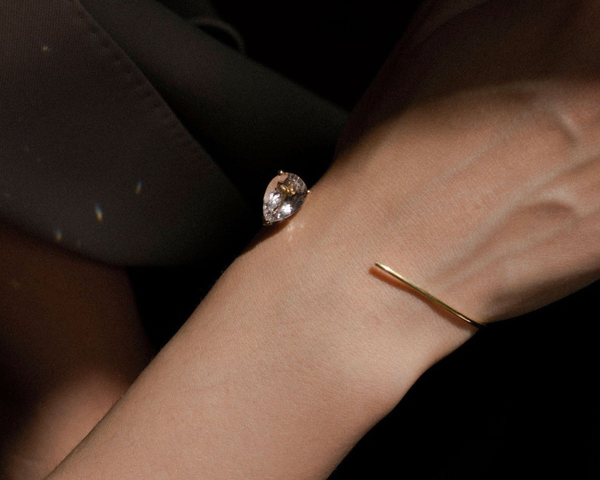 Bloom Bracelet in 9K yellow gold with a pear-cut green amethyst by Nayestones, Belgian fine jewelry.