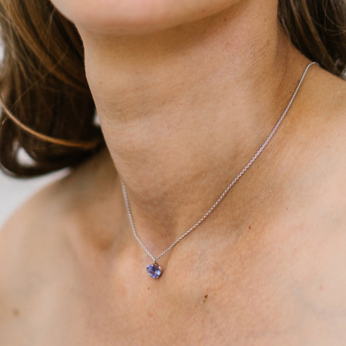 Trillion Necklace in 18k white gold with blue tanzanite by Nayestones, Belgian fine jewelry.