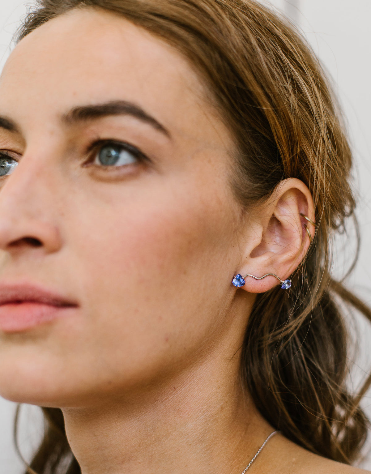 Eloise Earring for left ear in 18K white gold and Tanzanite stones by Nayestones, Belgian fine jewelry.
