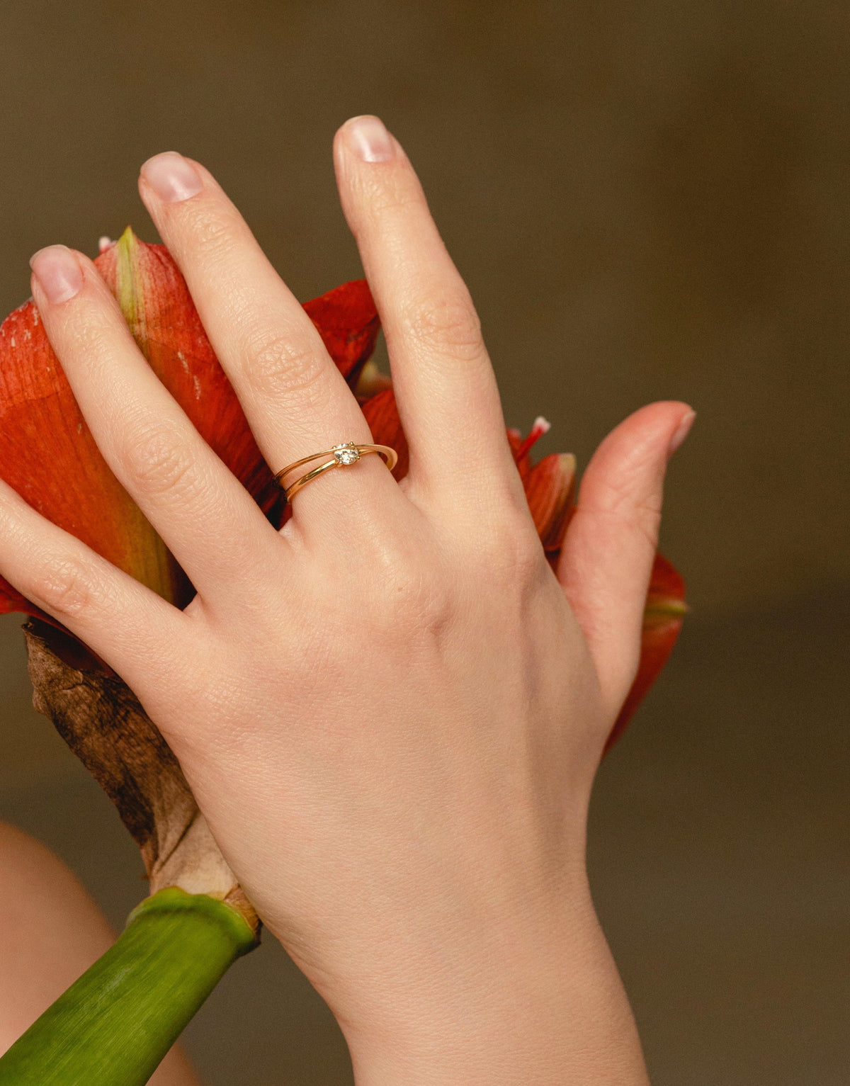 Moon Ellipse engagement solitaire ring in 18k yellow gold with a 0.25 carats diamond by Nayestones, Belgian fine jewelry. 