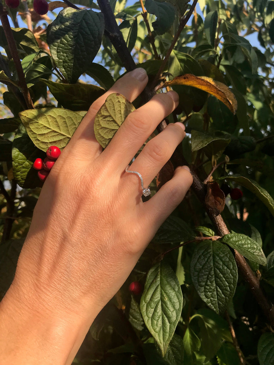 Off-Center Diamond 18K Sustainable Gold Round Brilliant Cut Diamond Ring - - Ideal Modern Engagement Ring - Nayestones' Creative Fine Jewelry Handcrafted in Antwerp - Contemporary Solitaire ring