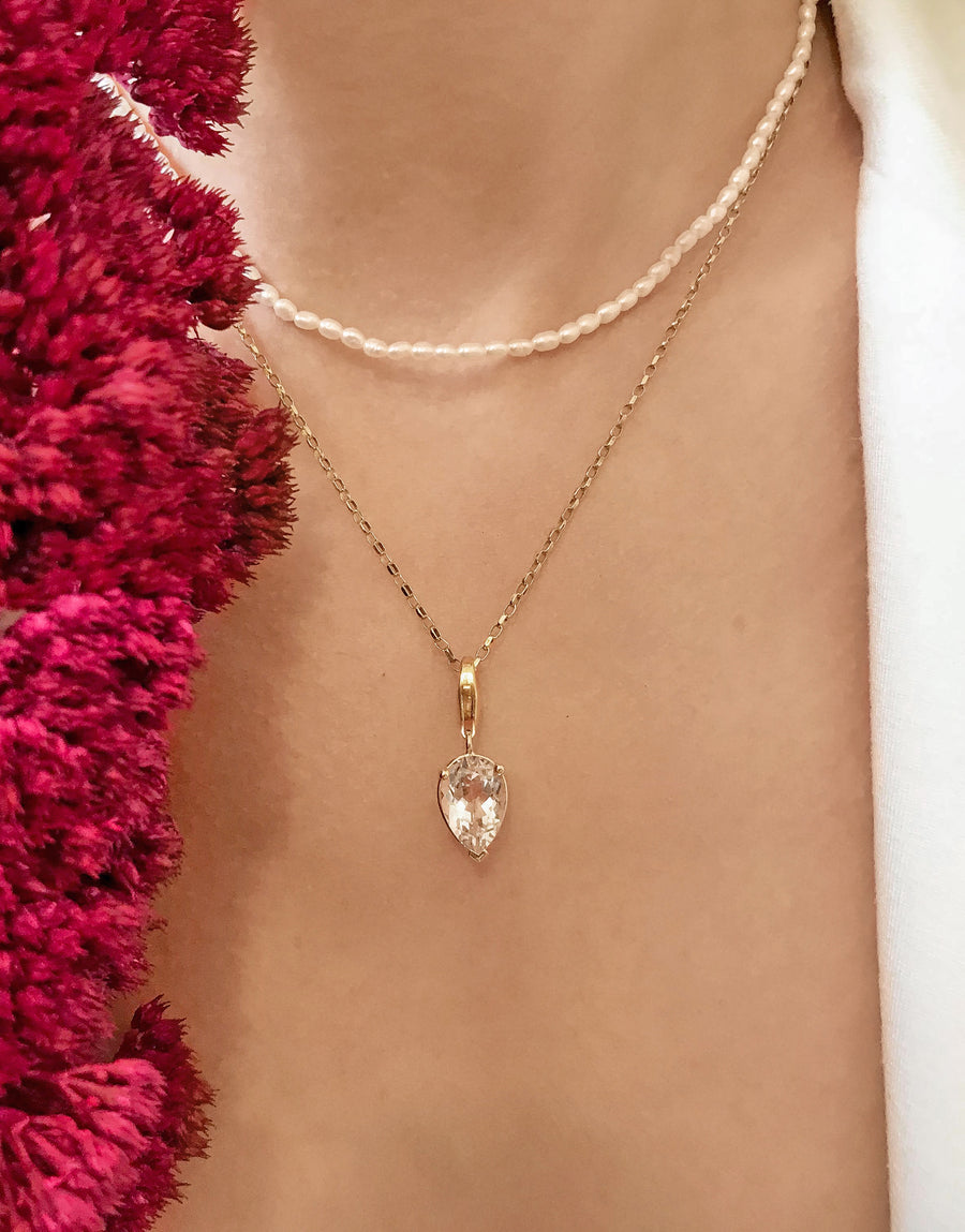 Discover elegance with Nayestones' adjustable 9K gold BLOOM CHARM necklace, a stunning combination of pearls and chains designed for stacking.