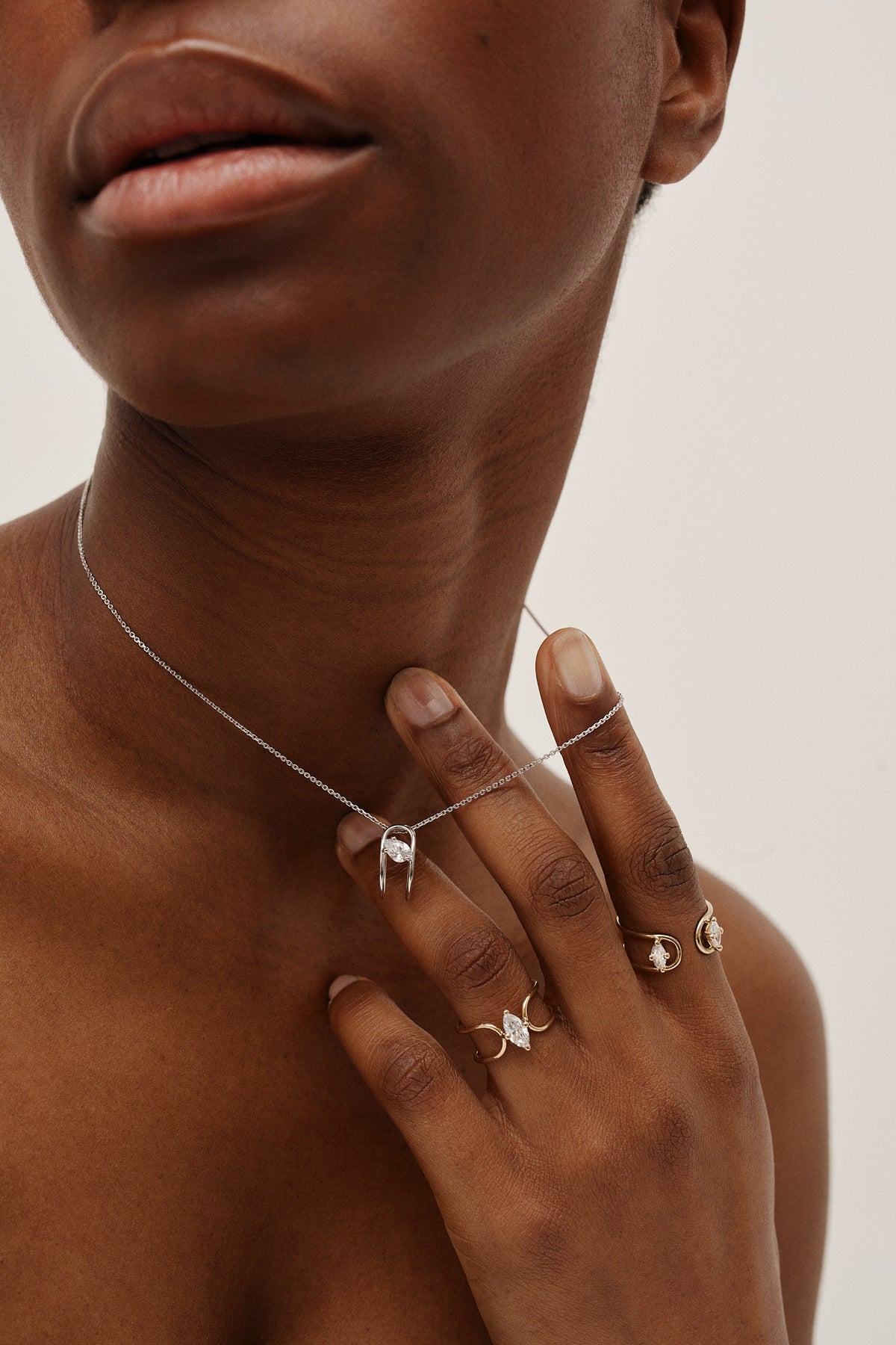 Double C - Or recyclé 18 carats - Diamant blanc taille poire de 0.25 carat - Bijouterie belge contemporaine de haute joaillerie