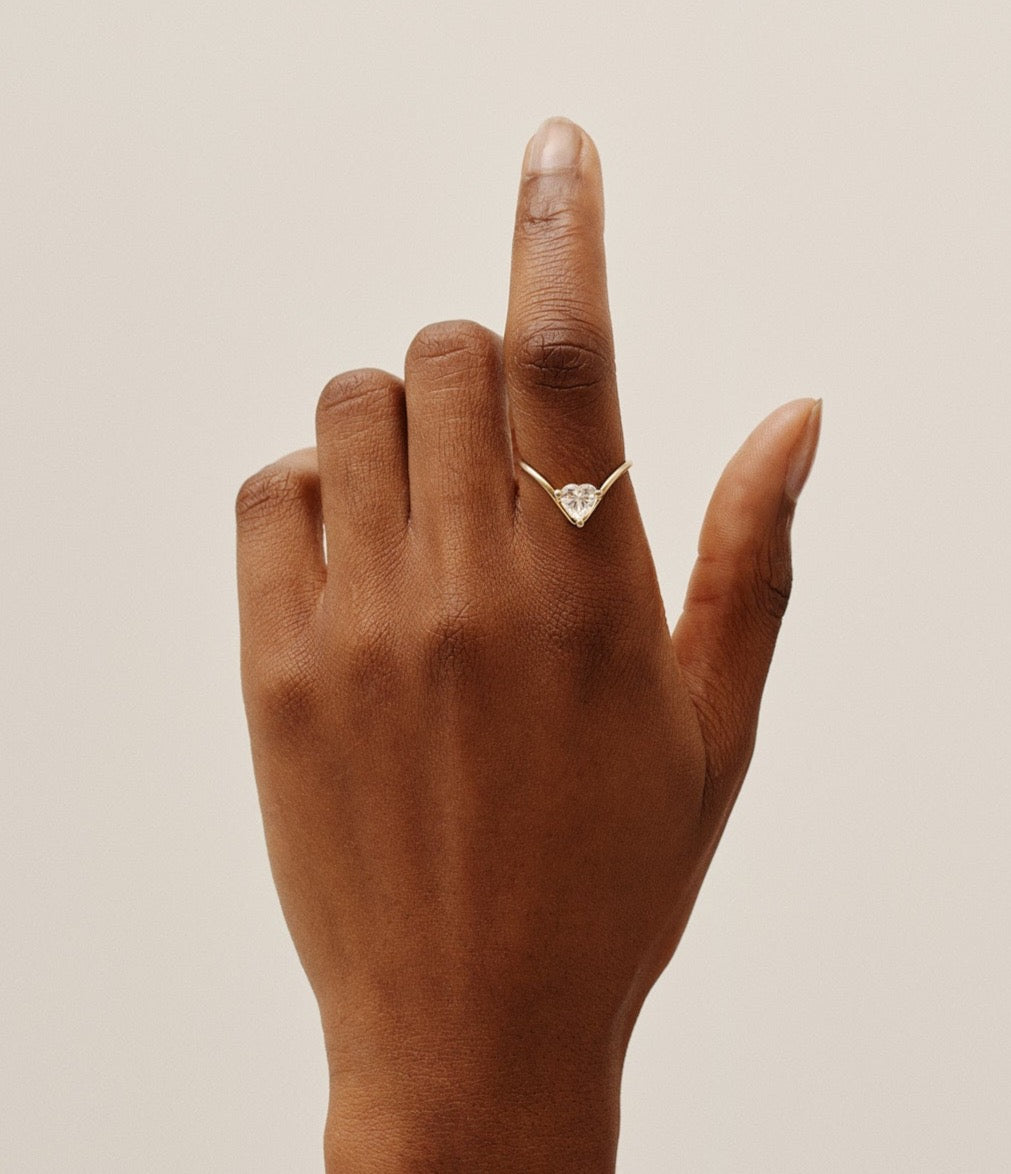 Bague en or jaune 18 carats en forme de cœur avec un diamant de 0.75 carat, signée Nayestones, bijouterie belge de haute joaillerie.