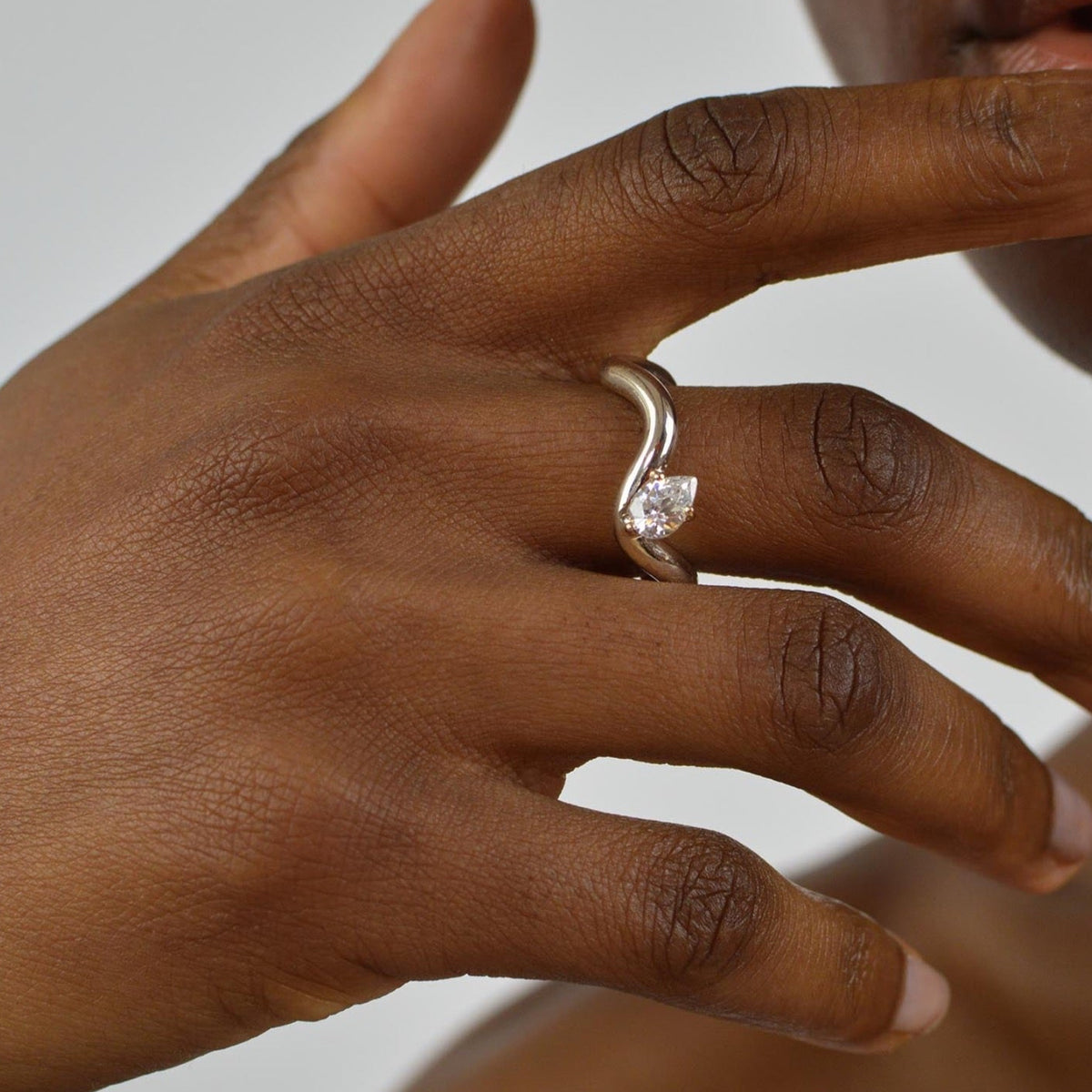 Petite Comète chunky ring in 925 silver with a pear-cut cubic zirconia by Nayestones, Belgian fine jewelry