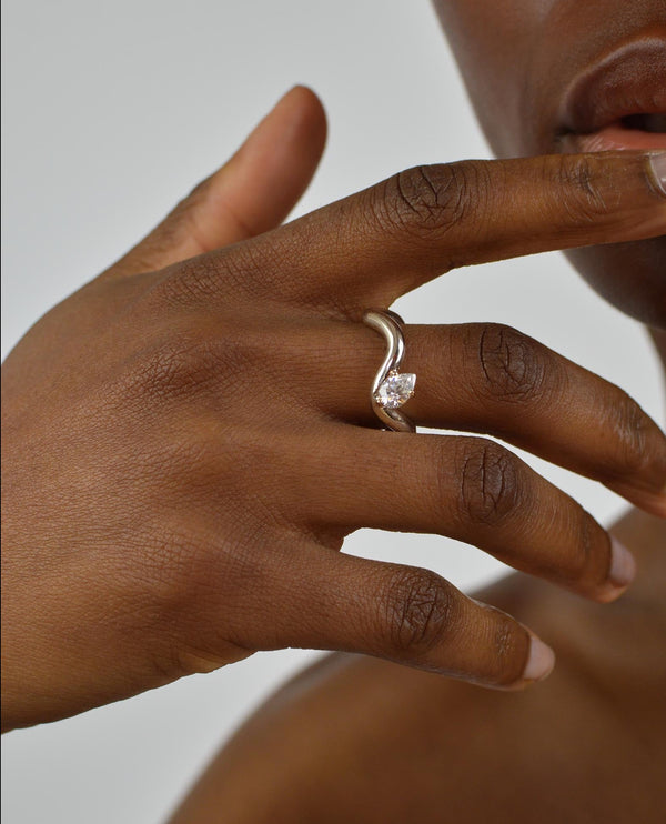 Petite Comète chunky ring in 925 silver with a pear-cut cubic zirconia by Nayestones, Belgian fine jewelry Nayestones