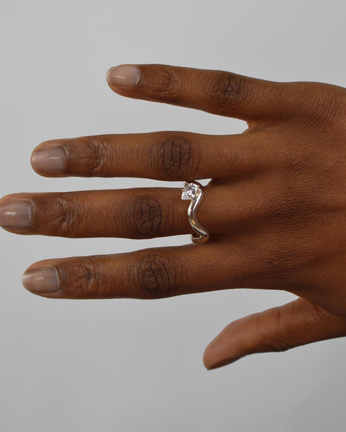 Petite Comète chunky ring in 925 silver with a pear-cut cubic zirconia by Nayestones, Belgian fine jewelry