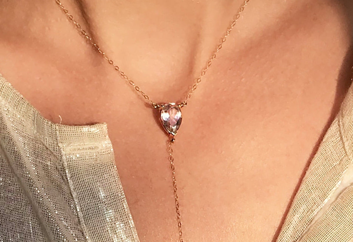 Bloom Necklace in 9k yellow gold with a pear-cut purple amethyst by Nayestones, Belgian fine jewelry. 
