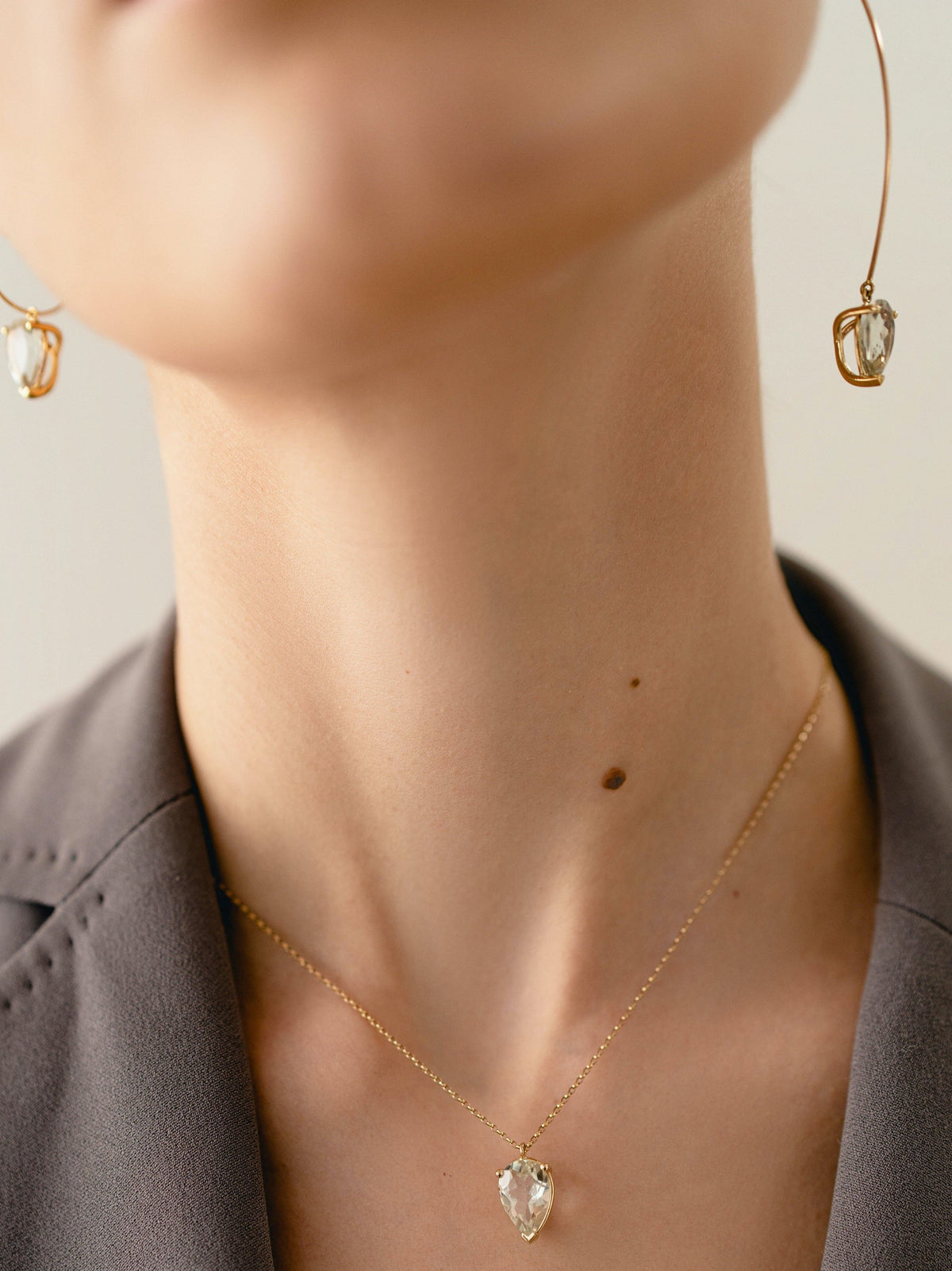 Bloom Necklace in 9K yellow gold with a pear cut green amethyst stone by Nayestones, Belgian fine jewelry.