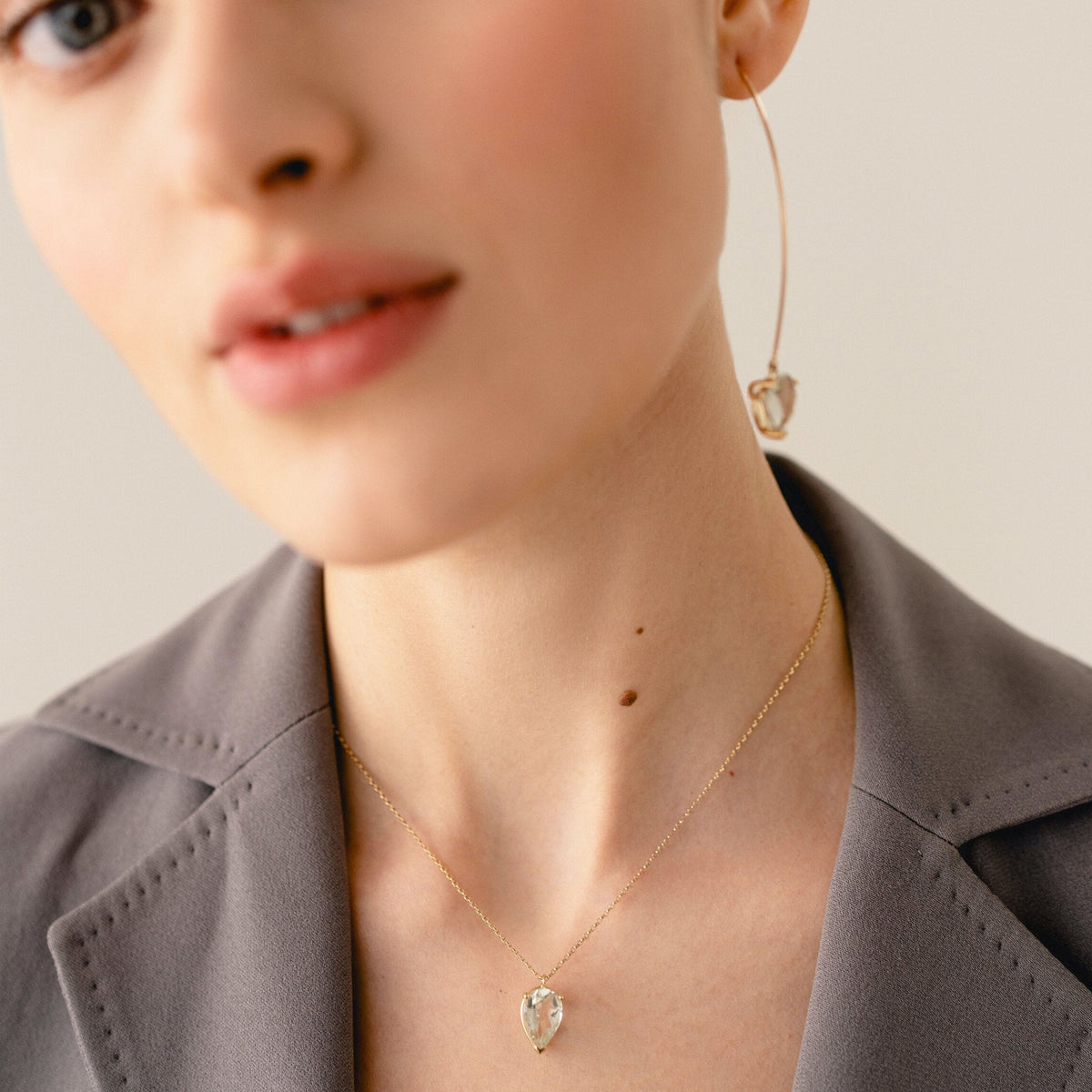 Bloom Necklace in 9K yellow gold with a pear cut green amethyst stone by Nayestones, Belgian fine jewelry.