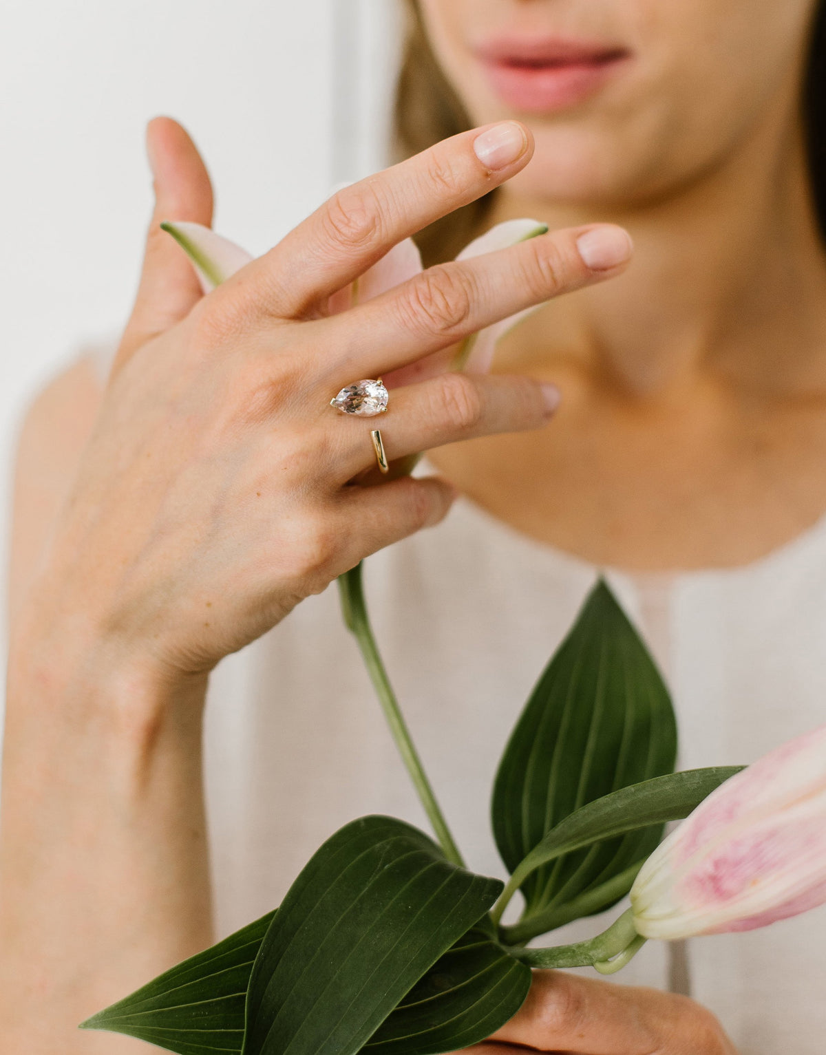 Bloom Ring in 9K yellow gold with a Pear cut amethyst by Nayestones, Belgian fine Jewelry