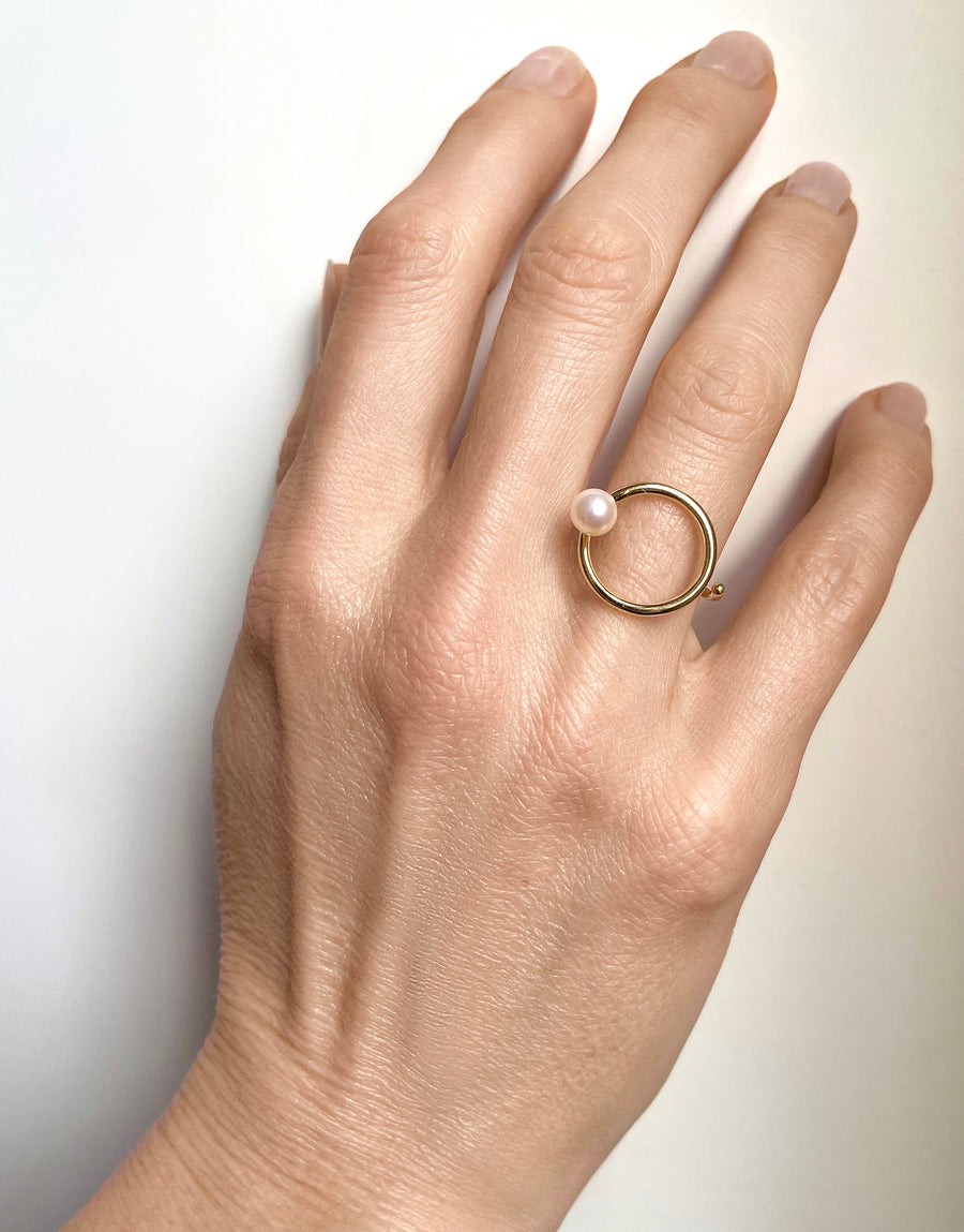 9k gold Curl ring with a round Pearl on body , Belgian Design by Nayestones