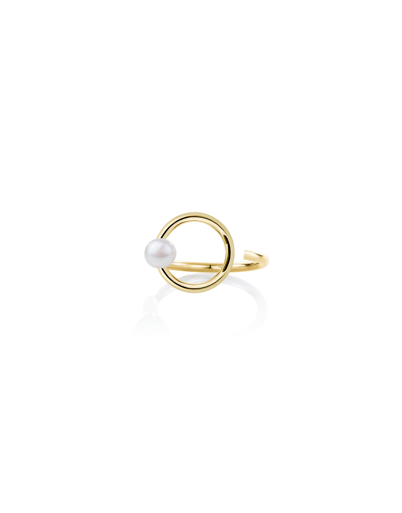 Signature Curl Ring in 9K yellow gold with a round pearl by Nayestones, Belgian fine jewelry. Nayestones