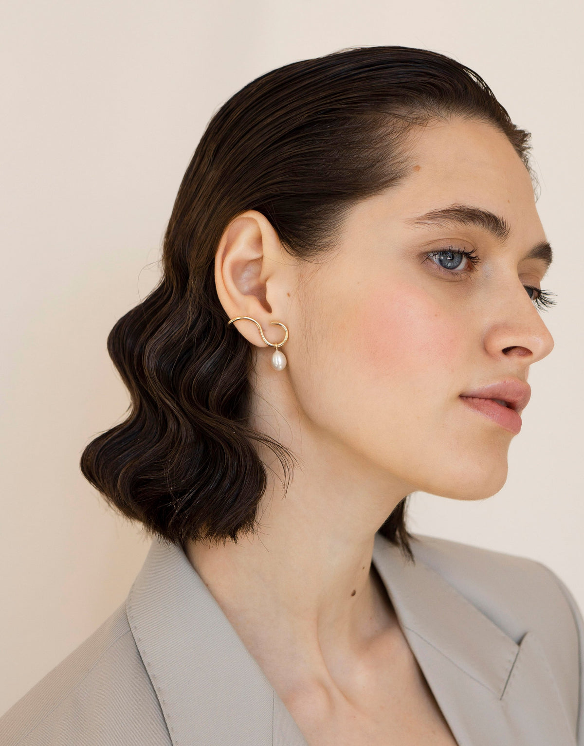 Curve Earring in 9K yellow gold with a pear-cut white topaz by Nayestones, Belgian fine jewelry.