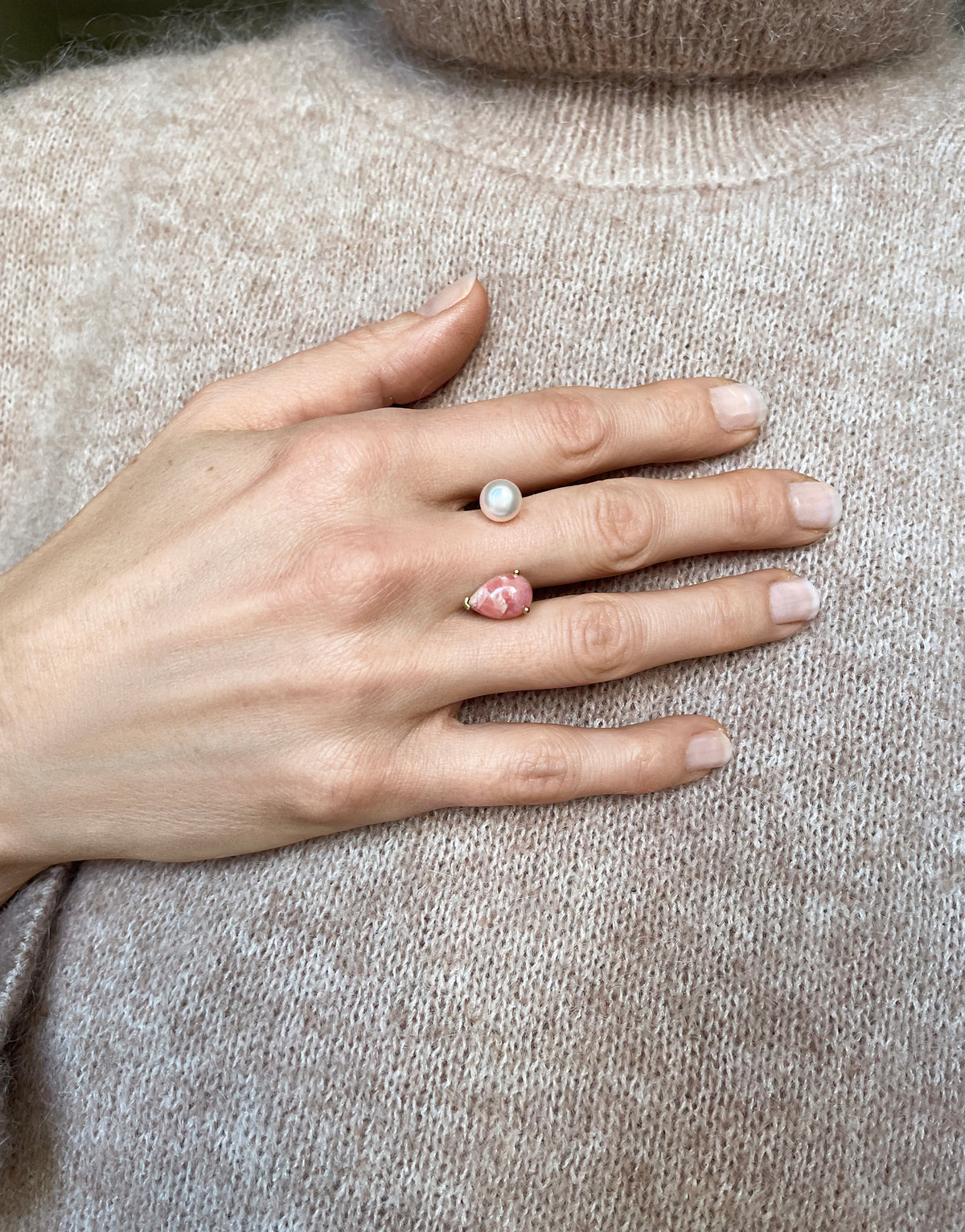 Double Pear Pearl Ring in 9K yellow gold with a pear-cut rhodochrosite stone and a pink freshwater pearl by Nayestones, Belgian fine jewelry.