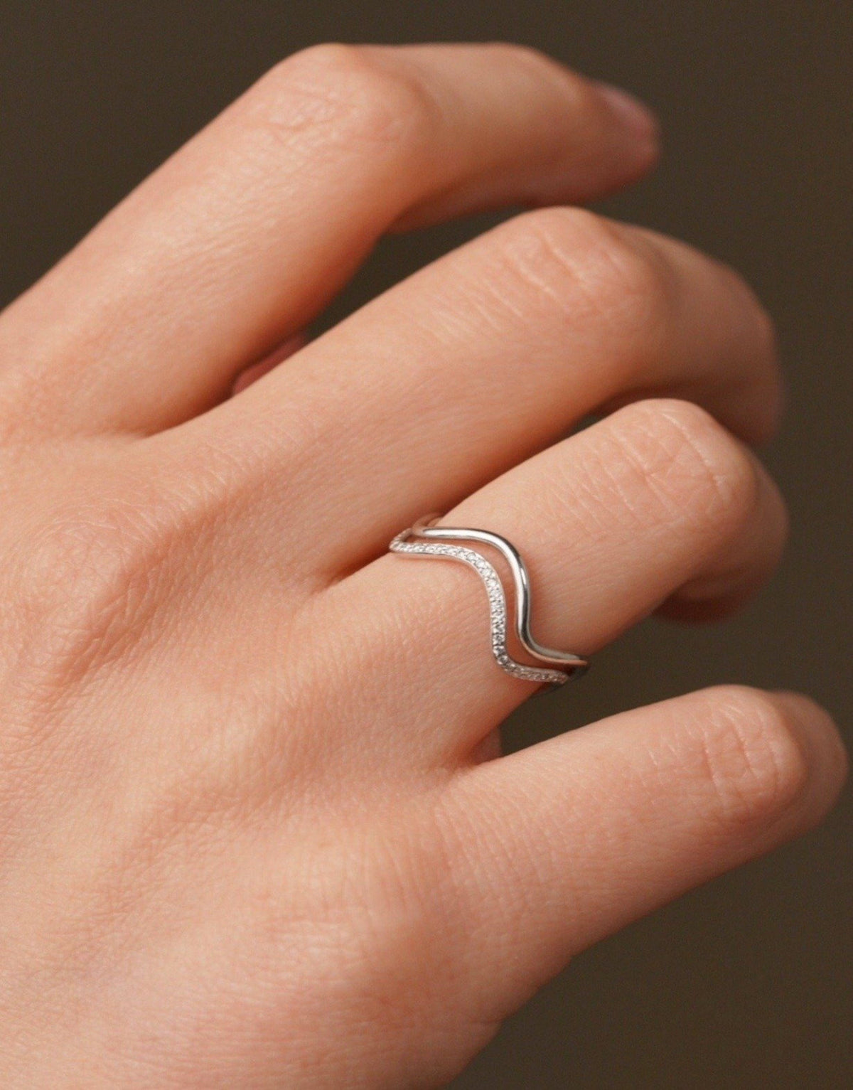 - Petite comète ring in 18k white gold by Nayestones, Belgian fine jewelry 