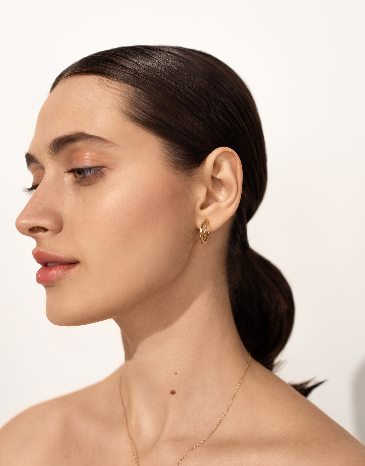 Moon Ellipse Creole earrings in 14k and 18k yellow gold by Nayestones, Belgian fine jewelry. 