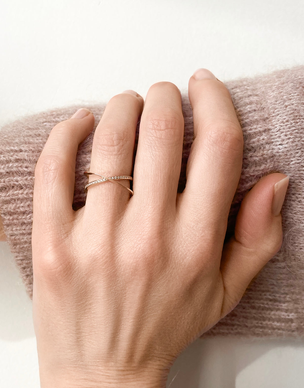 Moon Ellipse ring in 14k and 18k yellow gold with pavé diamonds by Nayestones, Belgian fine jewelry. 