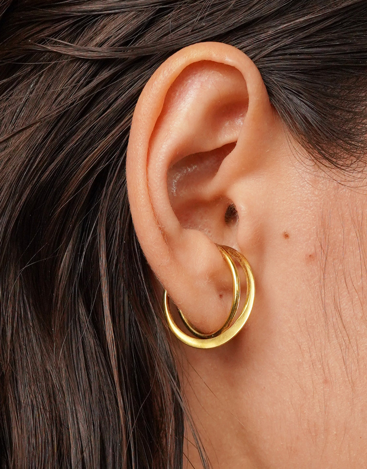Moon Ellipse earcuff in 18K and 14k yellow gold by Nayestones, Belgian fine jewelry. 