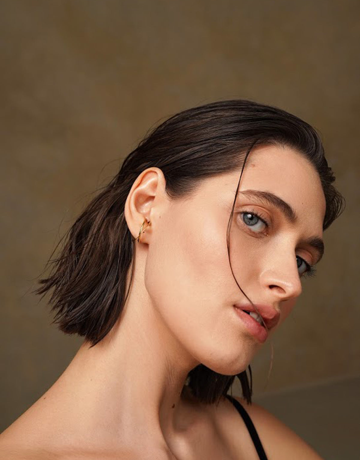 Moon Ellipse earcuff in 18K and 14k yellow gold by Nayestones, Belgian fine jewelry. 