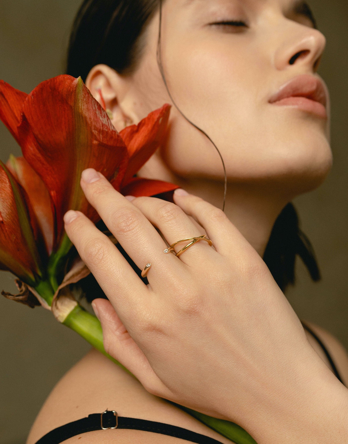 Moon Ellipse ring in 18K yellow gold by  Nayestones, Belgian fine jewelry. 