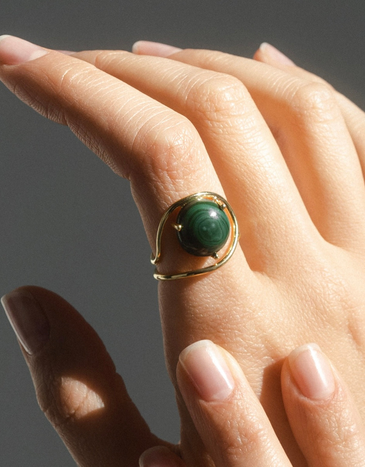 Neon Ring in 9K yellow gold with a moonstone by Nayestones, Belgian fine jewelry.