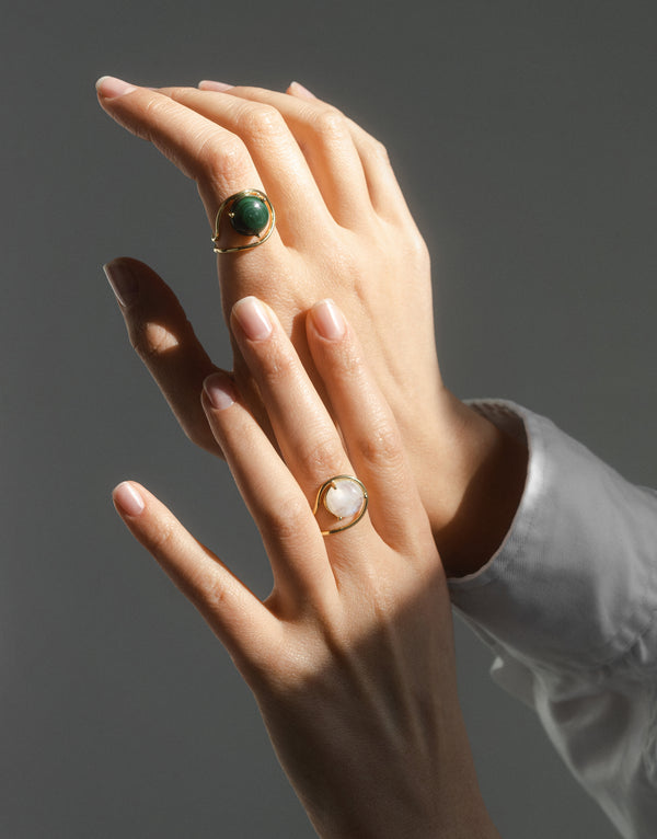 Neon Ring in 9K yellow gold with a moon-stone and malachite stone by Nayestones, Belgian fine jewelry. Nayestones