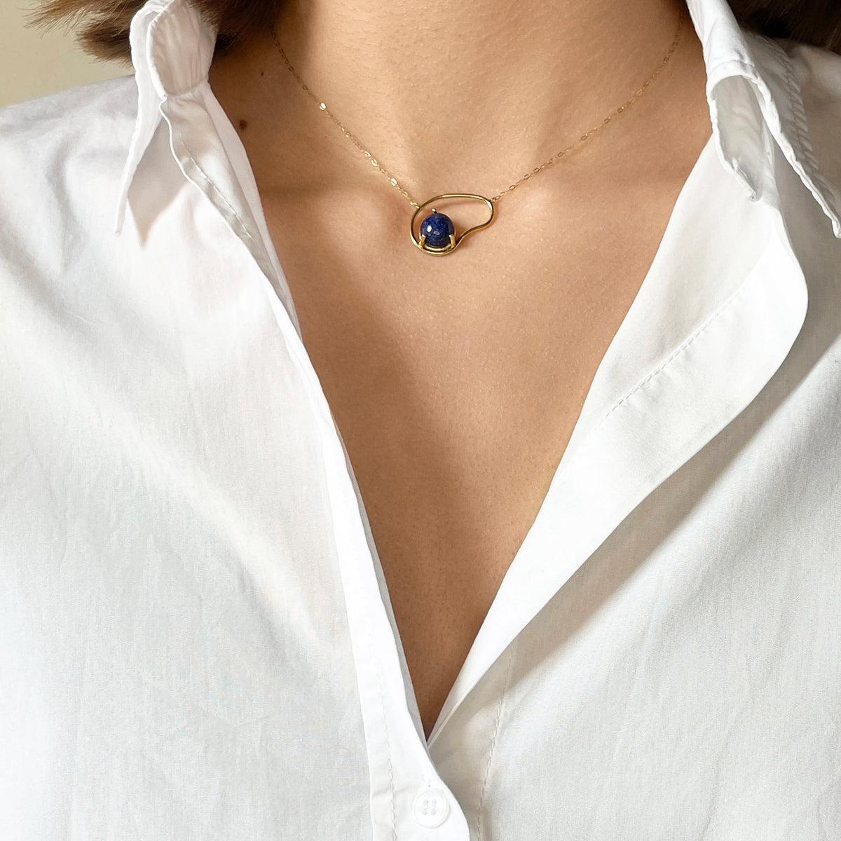 neon small necklace in 9K gold with a Lapis stone by Nayestones, Belgian fine jewelry.