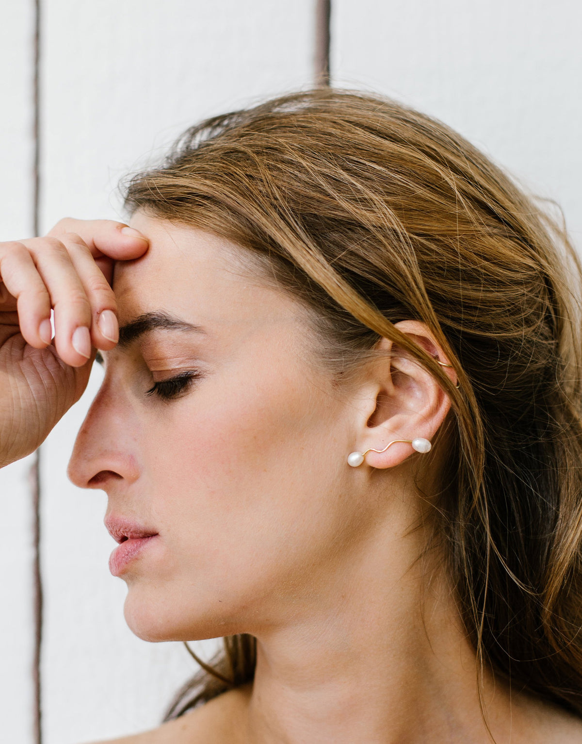 Path Of Life Paloma Earring in 18K yellow gold with a pearl on each side by Nayestones, Belgian fine jewelry. 