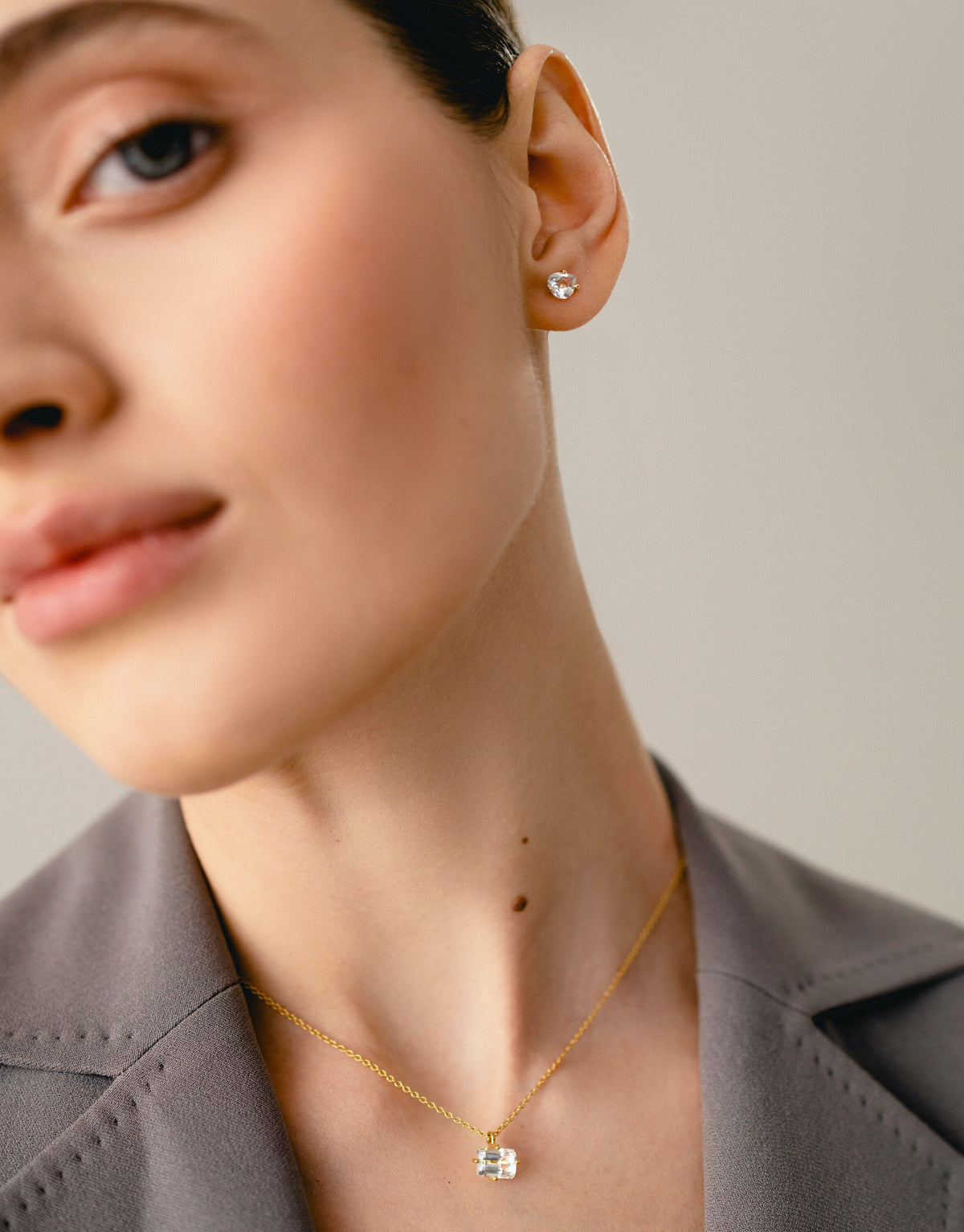 Stud Earring in 14k and 9k yellow gold with a round white topaz by Nayestones, Belgian fine jewelry. 