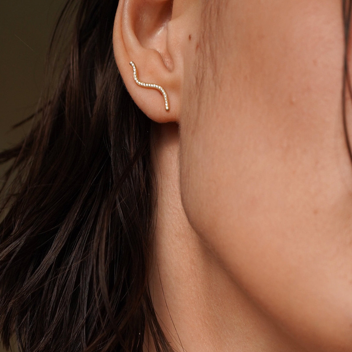 Petite Comete Earring pavé Diamond in 18k yellow gold by Nayestones, Belgian fine jewelry.