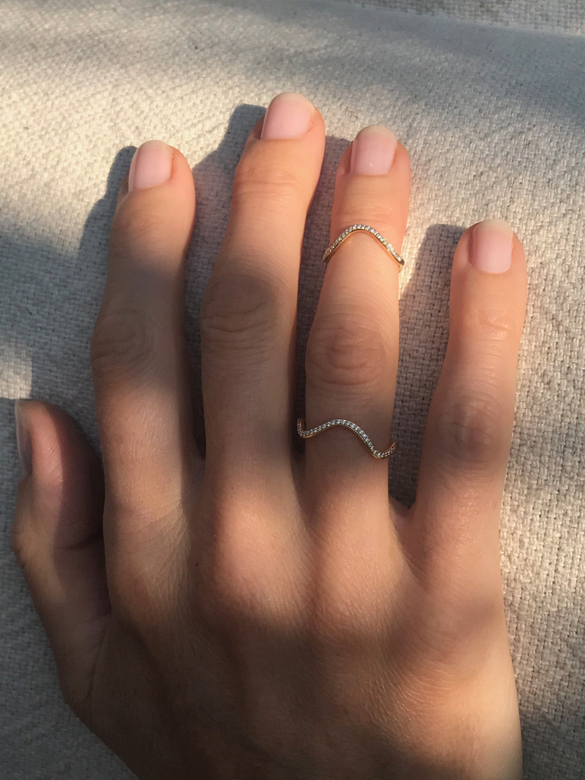 Petite Cométe ring in 18K white gold with diamond pavé by Nayestones. Belgian fine jewelry. 