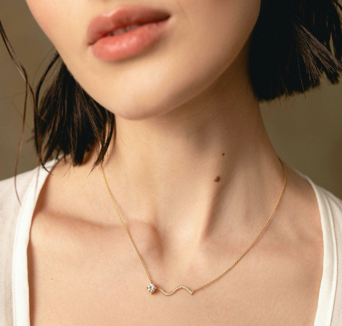 Petite Comete Necklace in 18K yellow gold with pavé diamonds by Nayestones, Belgian fine jewelry. 