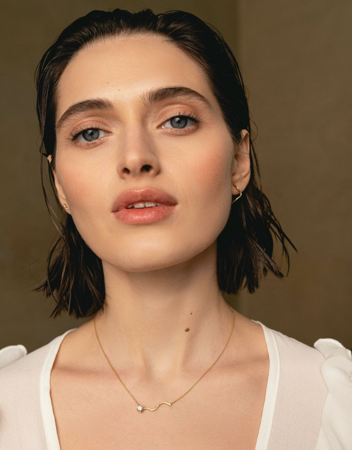 Petite Comete Necklace in 18K yellow gold with pavé diamonds by Nayestones, Belgian fine jewelry. 