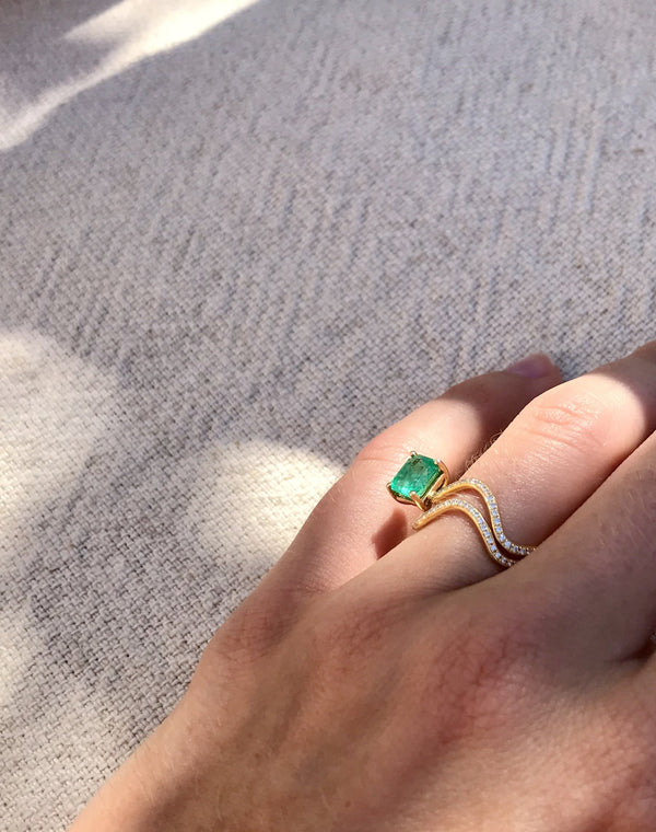 Nayestones Fine Jewellery 18k yellow gold diamond wavy ring with a emerald stone on the edge