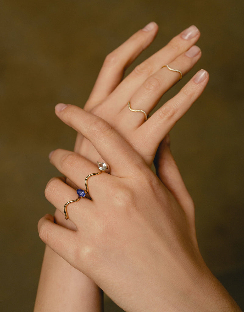 Petite Comete ring in ring in 9k yellow gold with a Blue Tanzanite stone by Nayestones, Belgian Fine Jewelry Nayestones