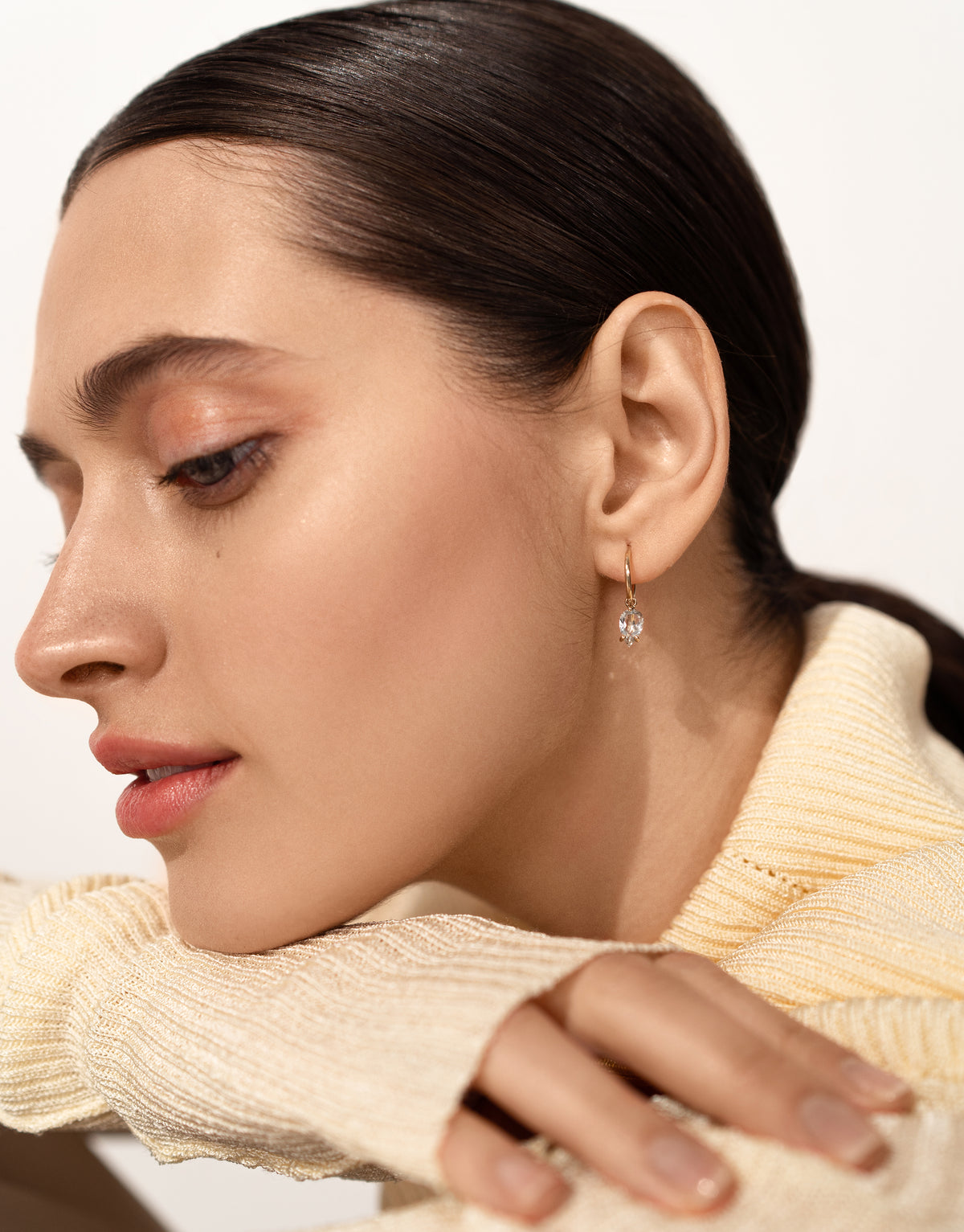 Bloom petite creole earring in 9K gold with a pear cut topaz by Nayestones, Belgian Fine Jewelry. 