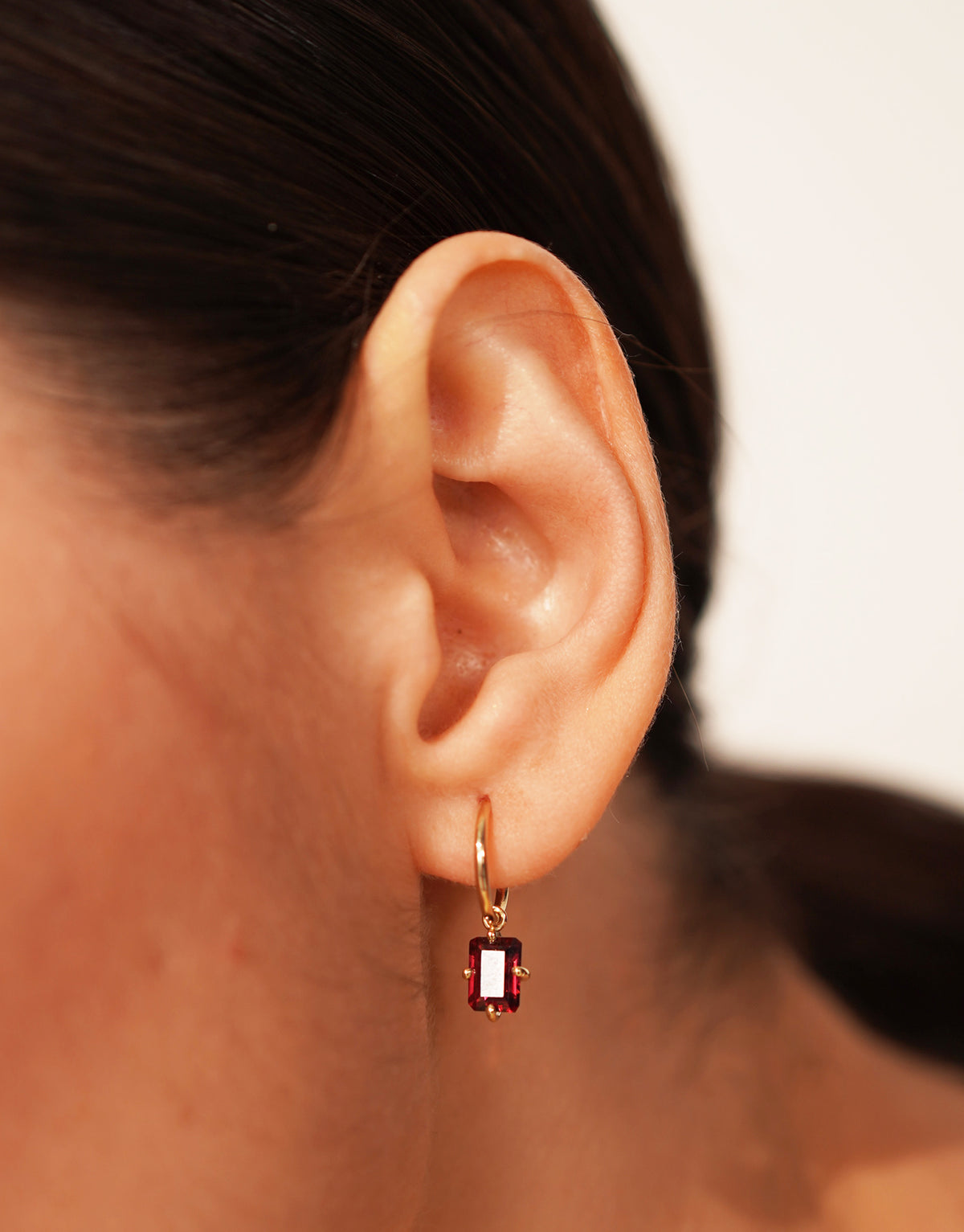 Bloom petite creole earring in 9K yellow gold with an octagon-cut rhodolite by Nayestones, Belgian Fine Jewelry. 