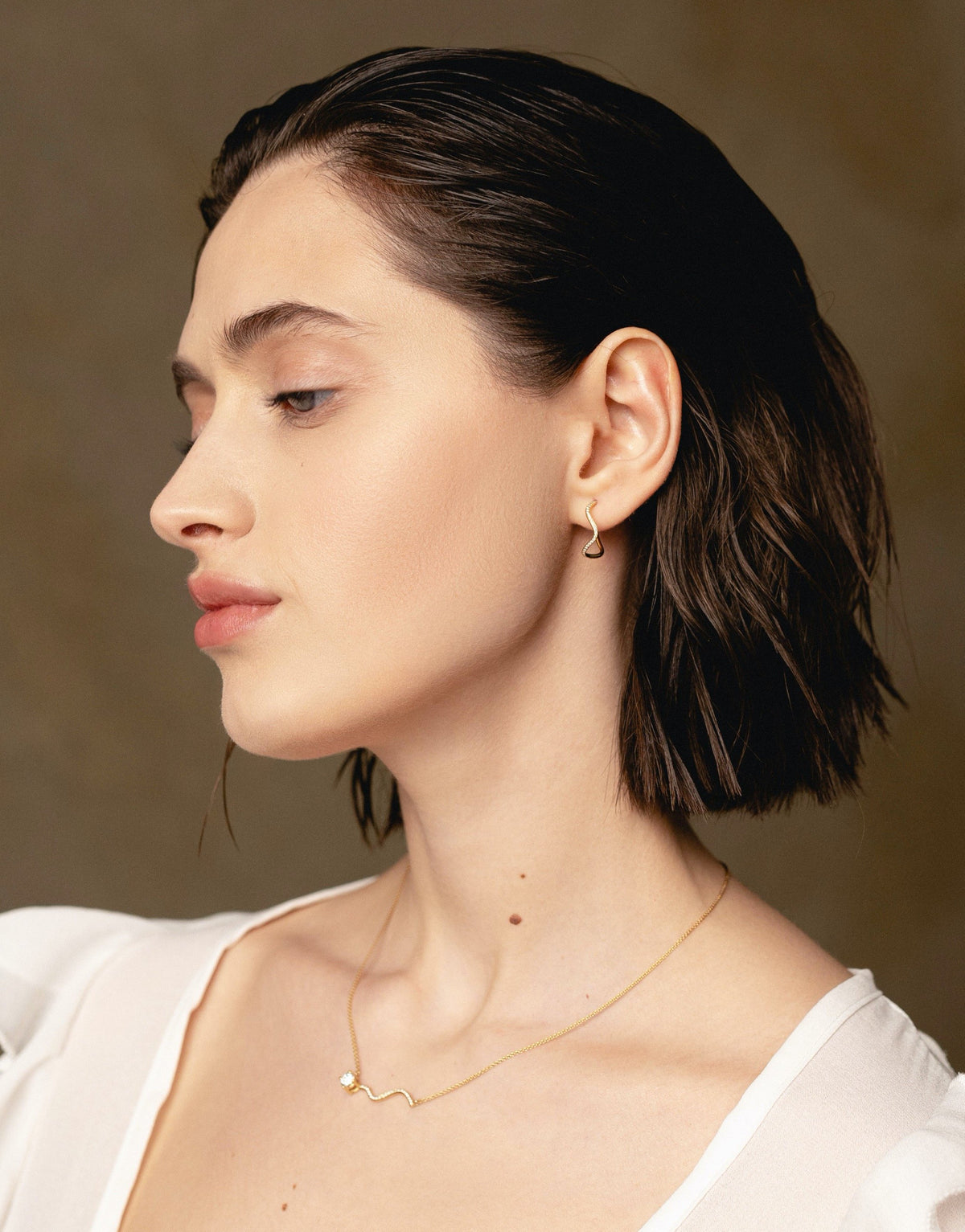 Petite comete creole earring in 18k yellow gold with pavé diamonds by Nayestones, Belgian fine jewelry. 