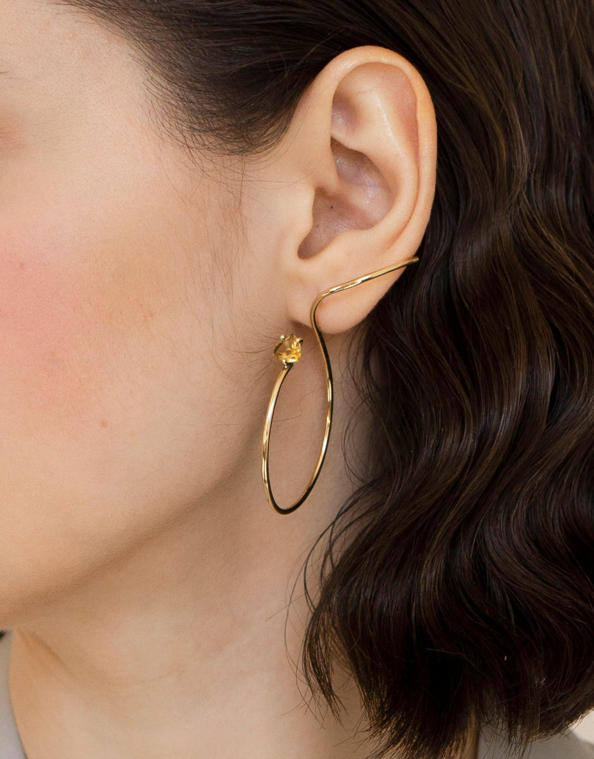 Big Round Drop Earring in 9K yellow gold with a citrine stone By Nayestones, Belgian fine jewelry. 